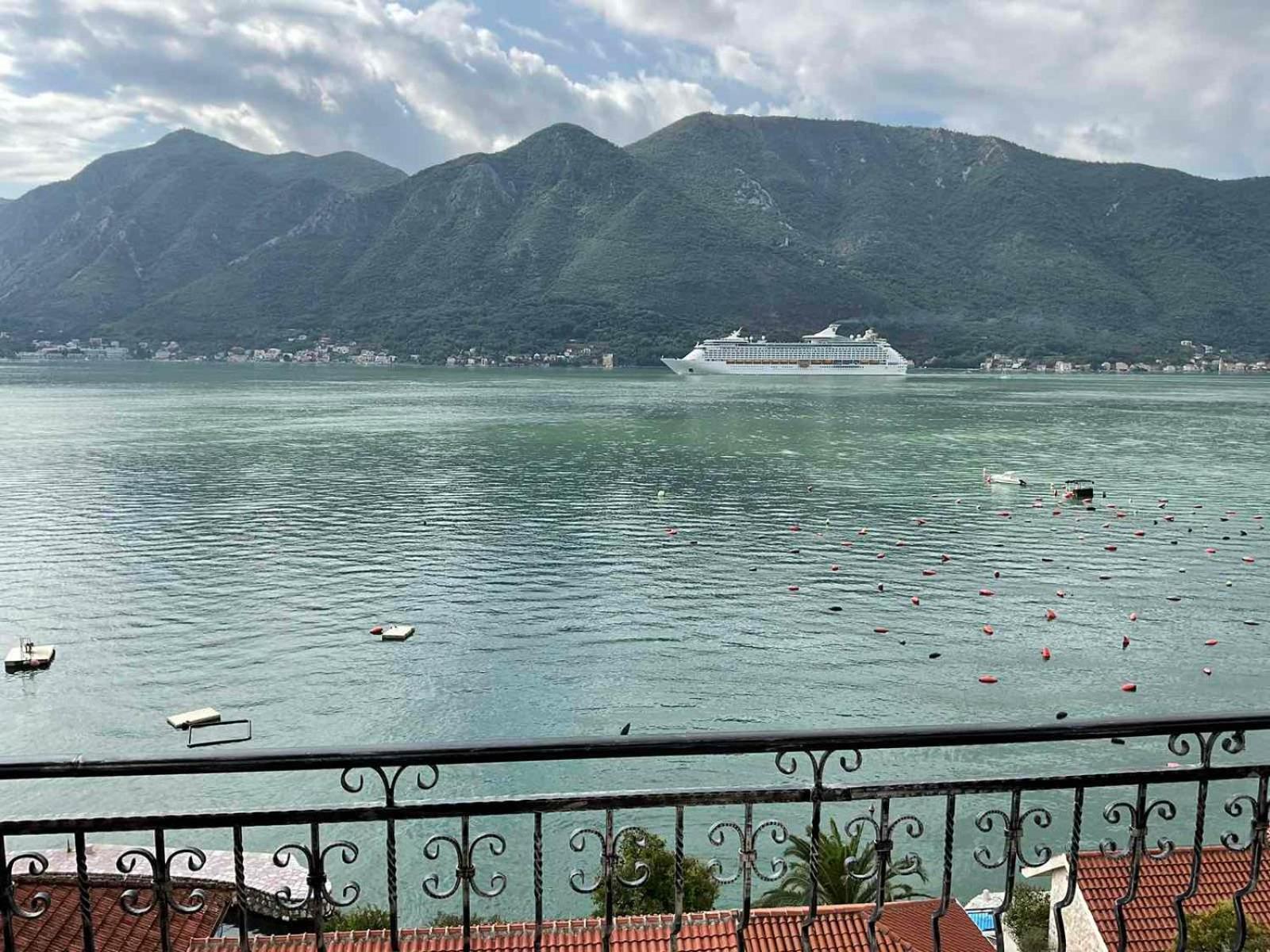 Glosy Kotor Buitenkant foto